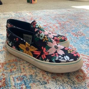 Women’s Nike  floral Janowski slide. Barely worn, size 8.